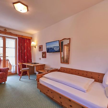 Landhotel Zum Bad Krün エクステリア 写真