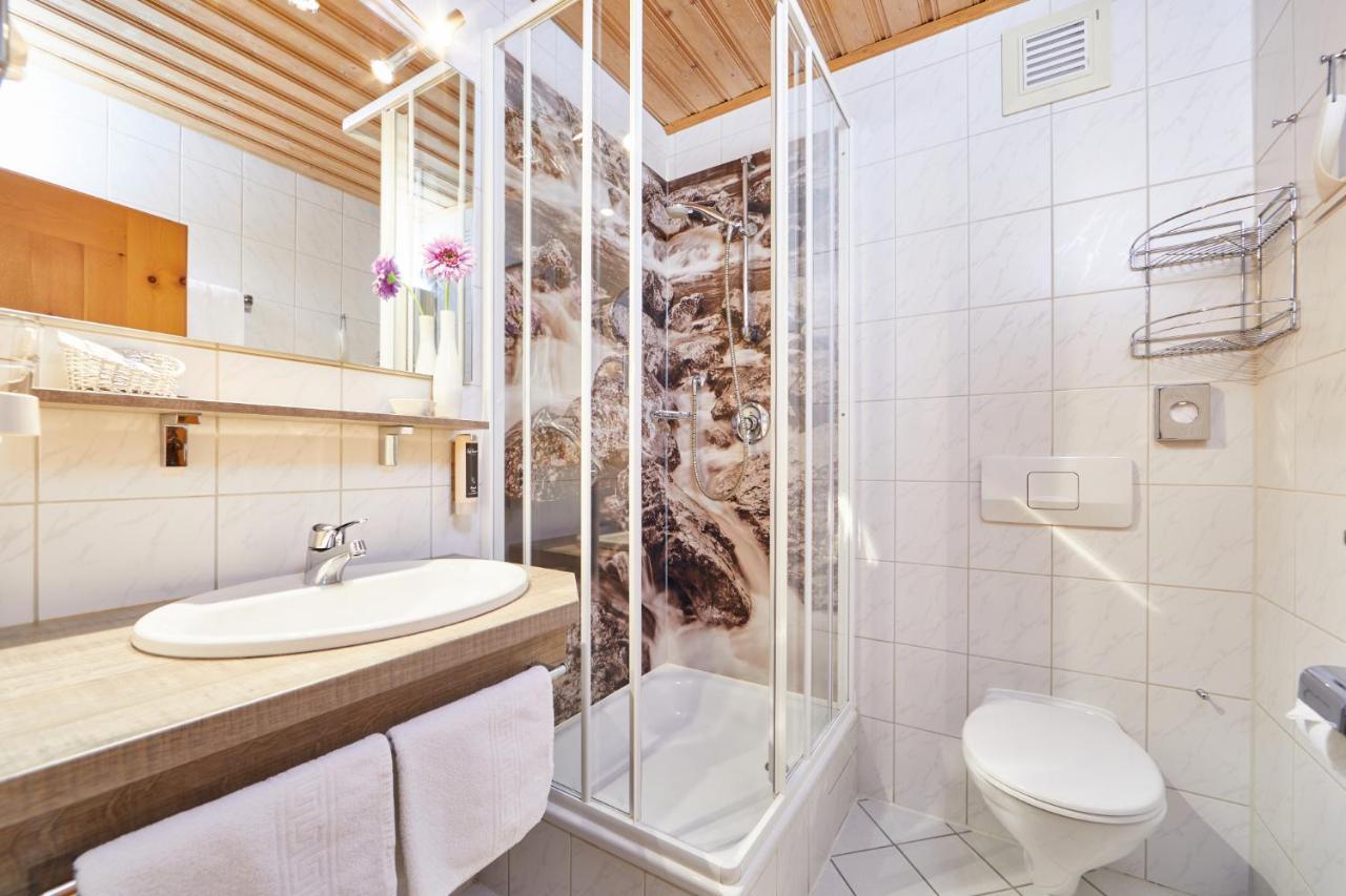 Landhotel Zum Bad Krün エクステリア 写真