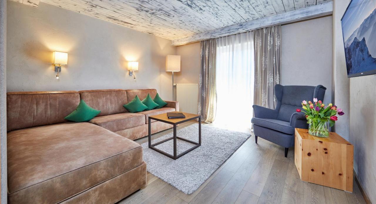 Landhotel Zum Bad Krün エクステリア 写真