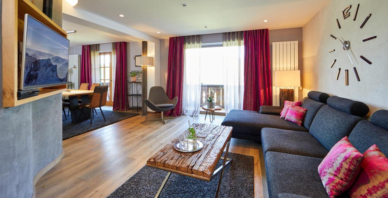 Landhotel Zum Bad Krün エクステリア 写真