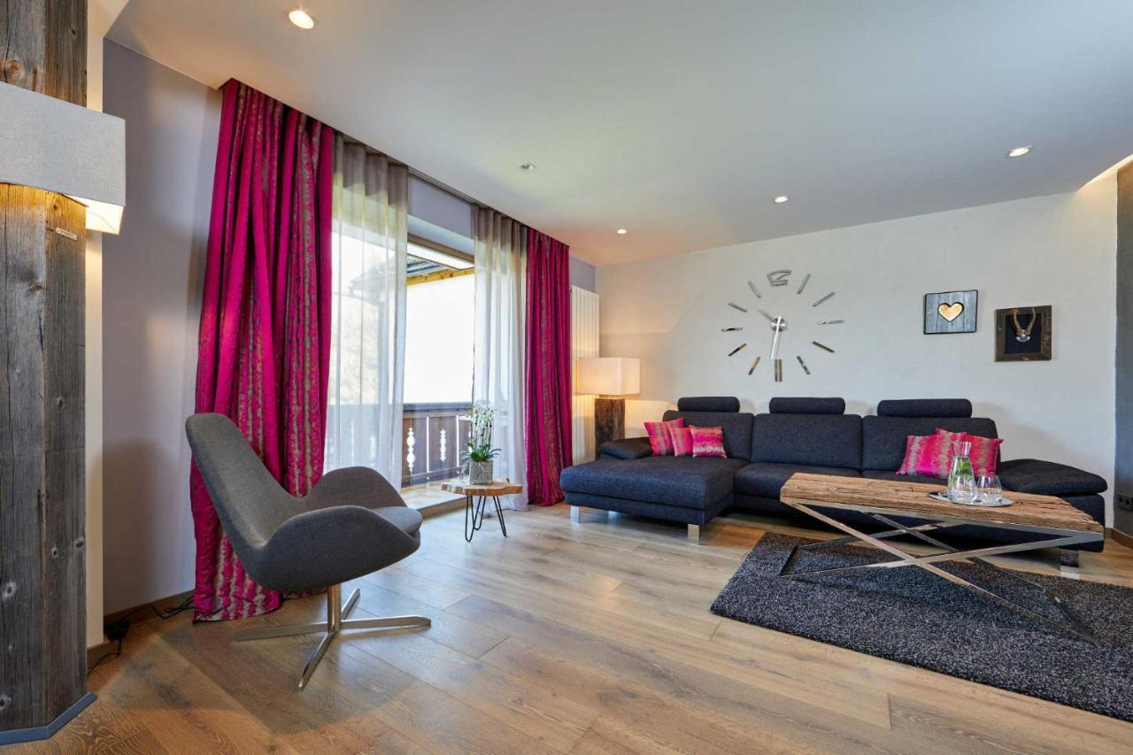 Landhotel Zum Bad Krün エクステリア 写真