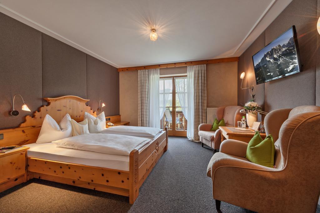 Landhotel Zum Bad Krün エクステリア 写真