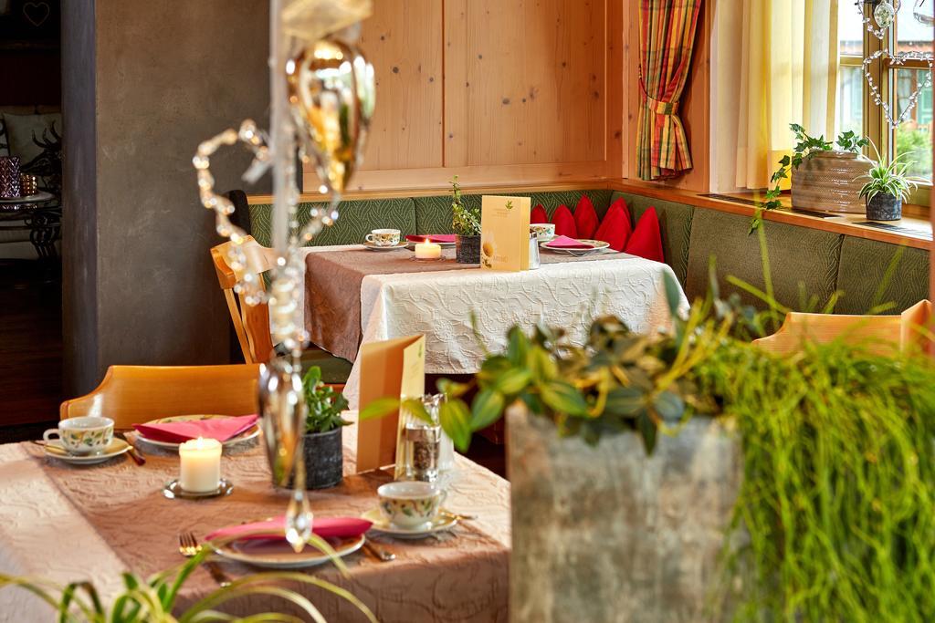 Landhotel Zum Bad Krün エクステリア 写真