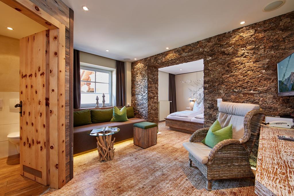 Landhotel Zum Bad Krün エクステリア 写真